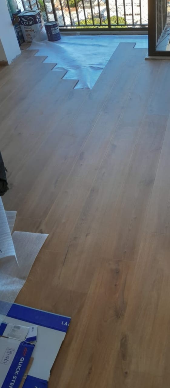 Sala com piso laminado recém-instalado